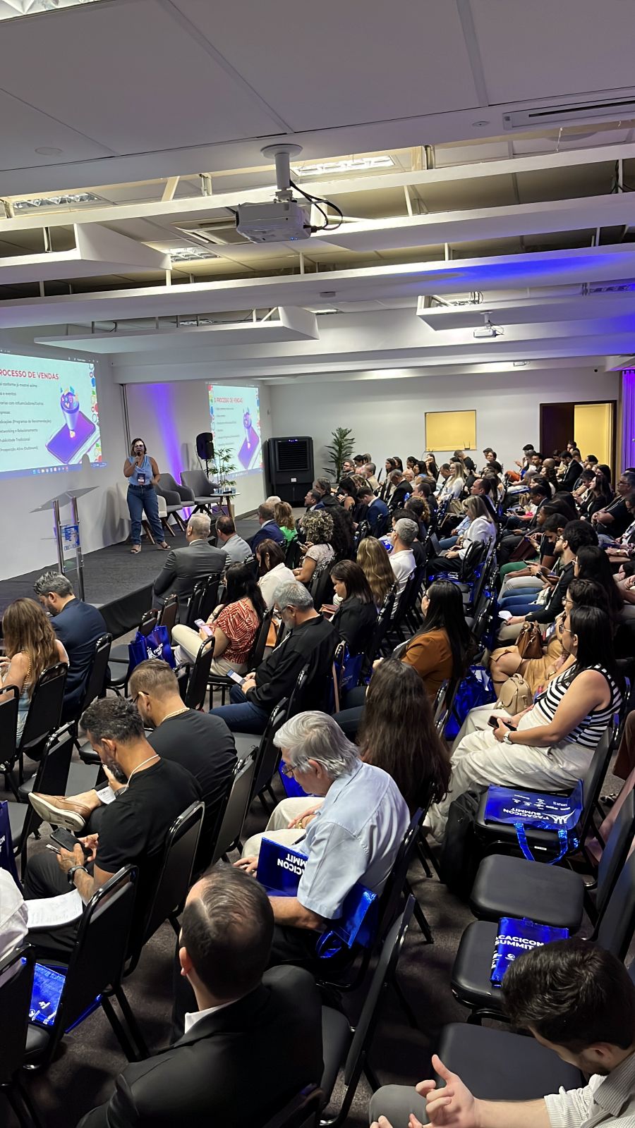 Auditório lotado assistindo à palestra da Marta Giove