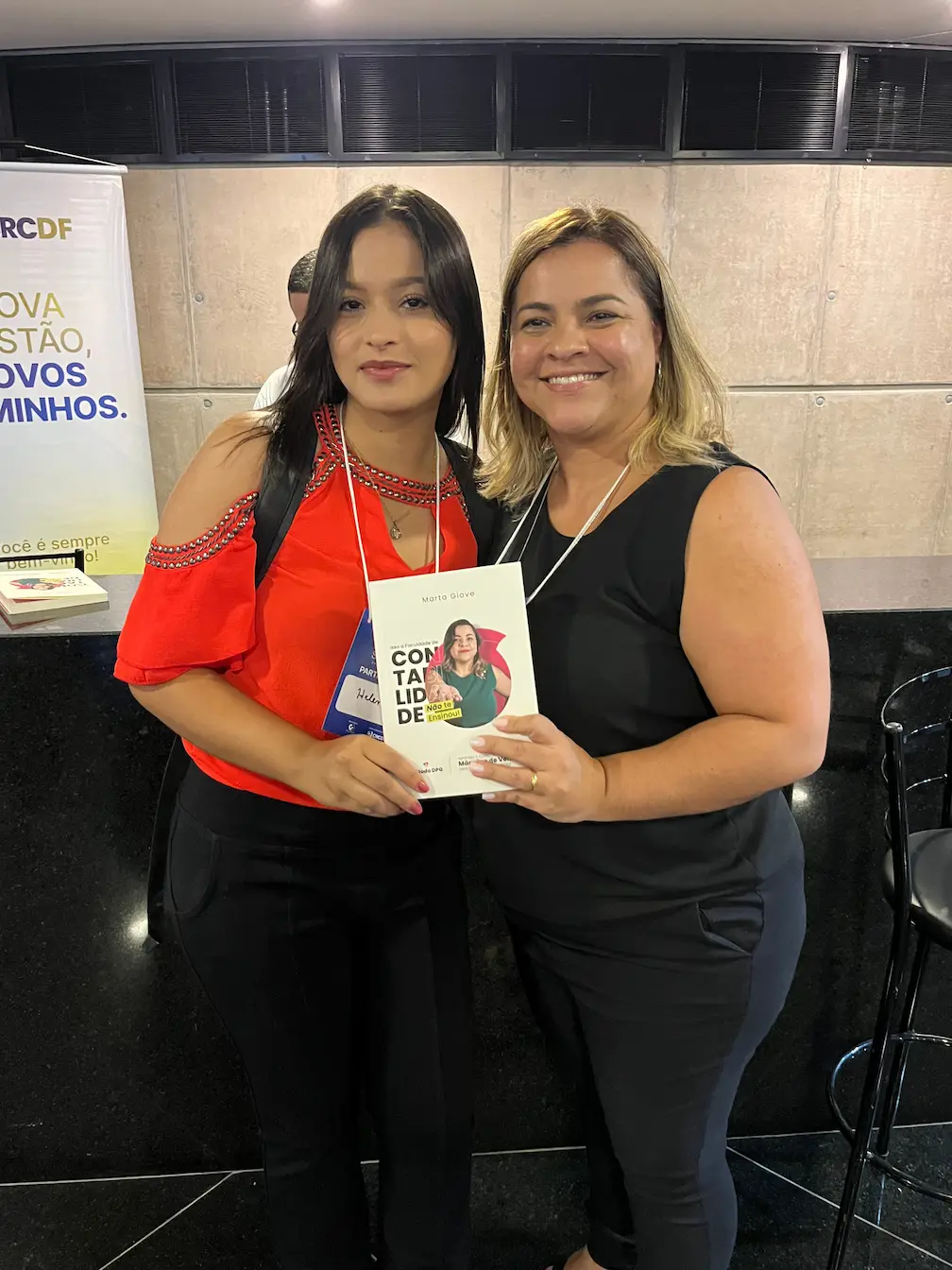 Marta Giove com leitora e o livro no evento