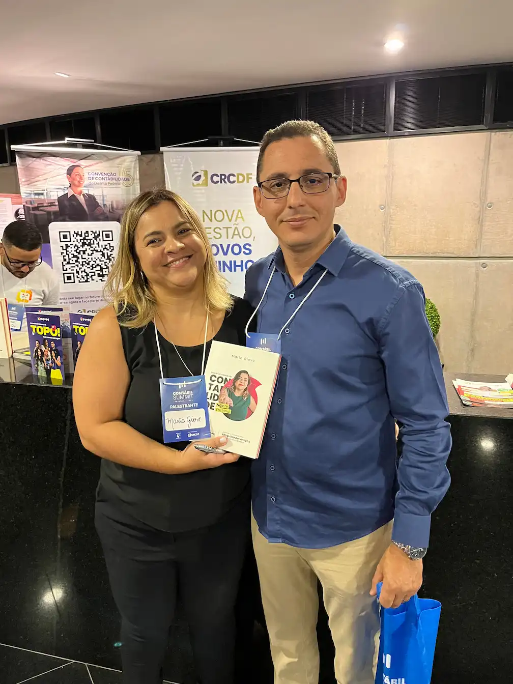 Marta Giove com leitor segurando o livro