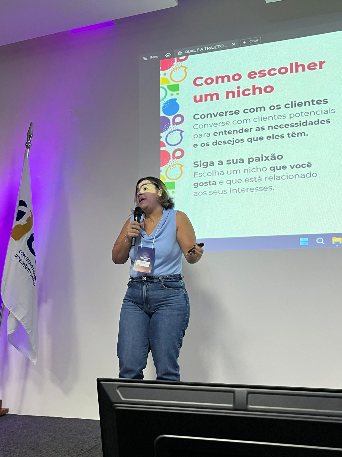 Marta Giove no palco em palestra para contadores