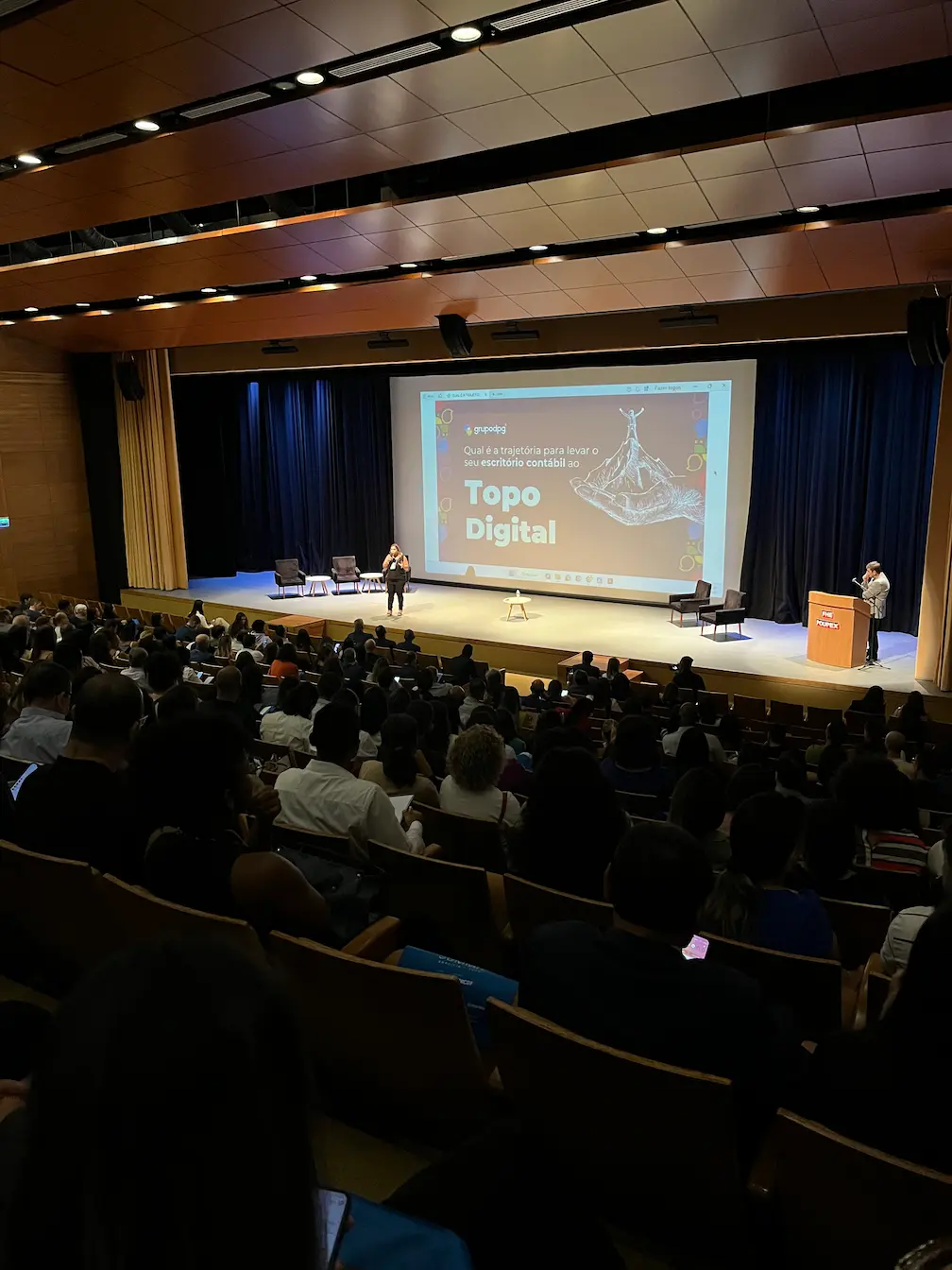 Marta Giove no palco do Contábil Summit em auditório lotado